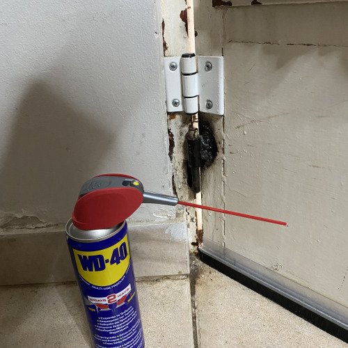 Λίπανση μεντεσέδων πόρτας