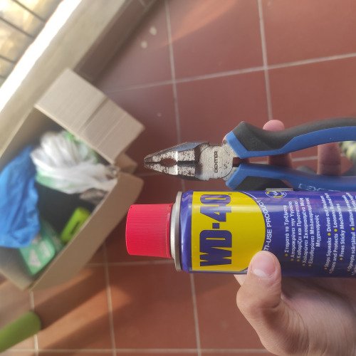 Χρήση WD-40 σε σκουριασμένη πενσα