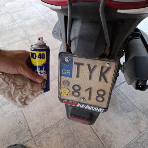 Καθάρισμα πινακίδας οχήματος