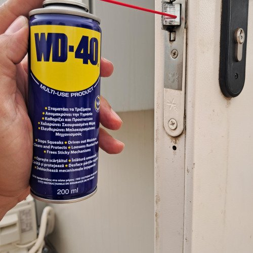 Και στις κλειδαριές WD-40 και ξενοιάζεις