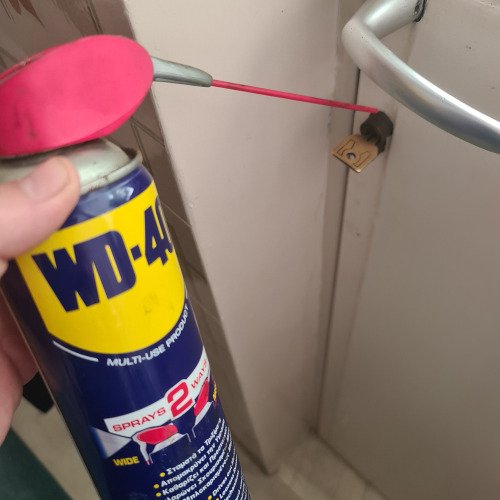 Τέρμα στο τρίξιμο της πόρτας με το WD-40😉