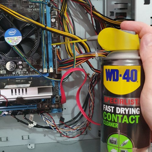 Καθαρισμός memory slots απο την σκόνη.