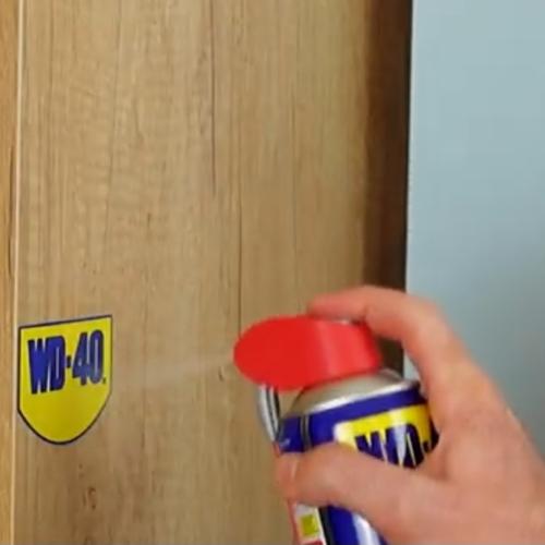 Αφαίρεση αυτοκόλλητων με το WD40