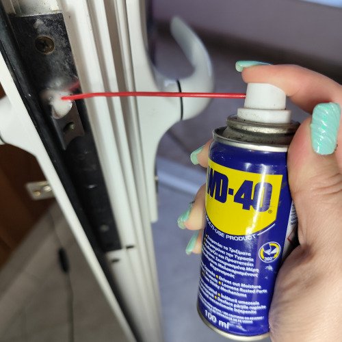 WD-40 στη γλώσσα της πόρτας – Σιωπή και ομαλή λειτουργία με ένα ψιτ!