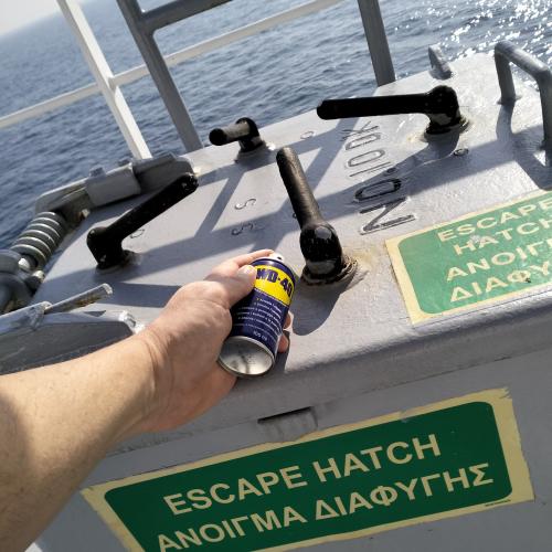 Χρήση WD40 σε ανθρωποθυρίδα διαφυγής σε πλοίο