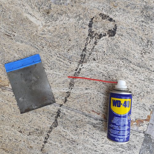 WD-40: Η λύση για ξεραμένα υπολείμματα τσίχλας στα πλακάκια