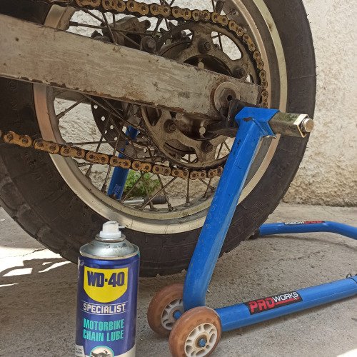 Αποτελεσματική Λίπανση Αλυσίδας με WD-40 Chain Lube: Προστασία & Απόδοση στη Μοτοσυκλέτα