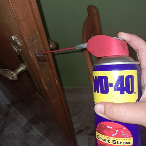Wd40 στο χερούλι της πόρτας