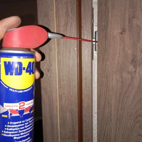 στις ξυλινες πορτες