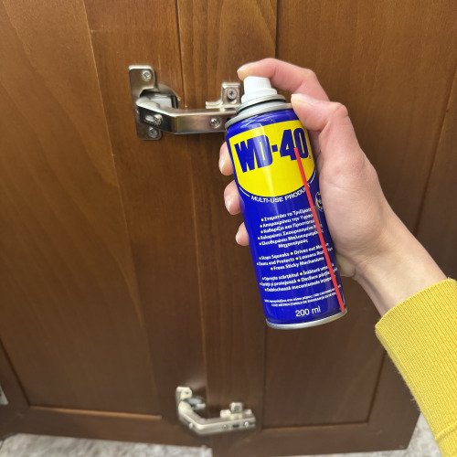 Λάδωμα μεντεσέδων κουζίνας