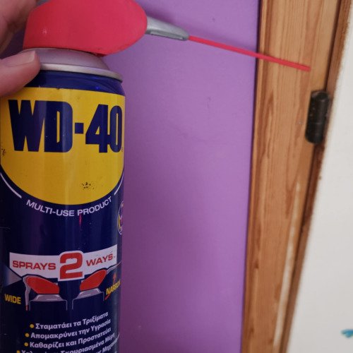 Όταν τρίζει η πόρτα ψεκαζεις με W-40  κ ησυχάζεις!