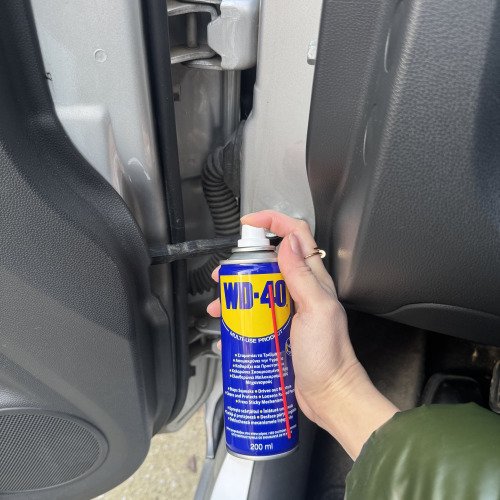 Λάδι στην πόρτα του αυτοκινήτου