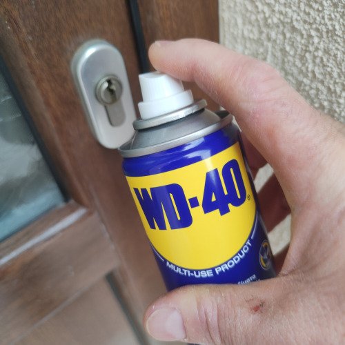 Επισκευή κλειδαριάς πόρτας σπιτιού.