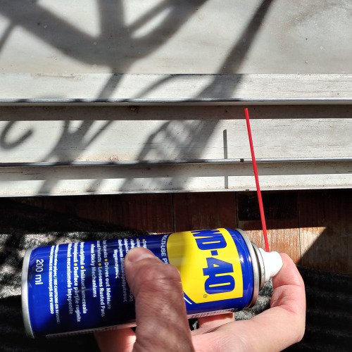 Λίπανση αλουμινένιας ράγας μπαλκονοπορτας