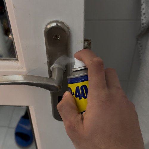 Τρίξιμο χερουλιού  πόρτας .