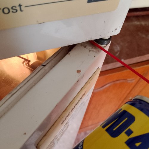 Λίπανση μεντεσέ ψυγειου