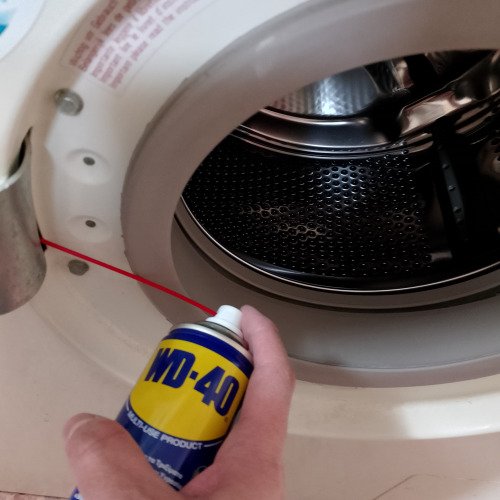 Λίπανση μεντεσέ πόρτας πλυντηρίου ρουχων