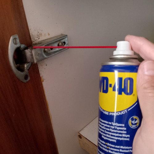 Λίπανση μεντεσέ ντουλαπι κουζινας