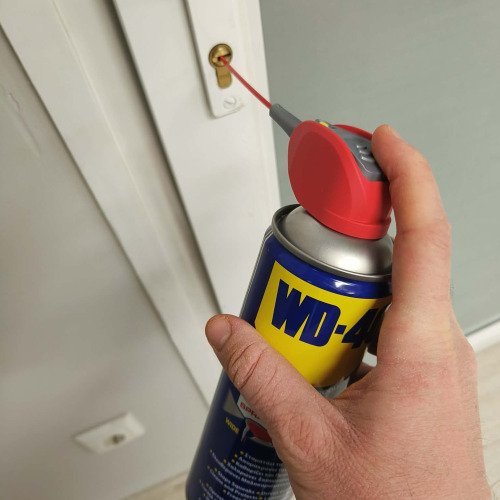 Λίπανση κλειδαριάς πόρτας