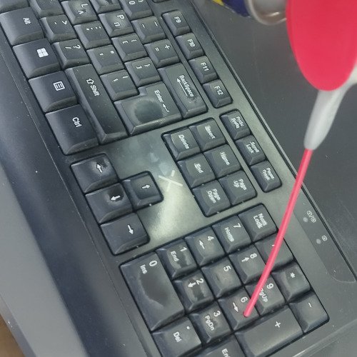 Καθαρισμός πλήκτρων με σπρέι επαφών για να μην "σκαλώνουν"