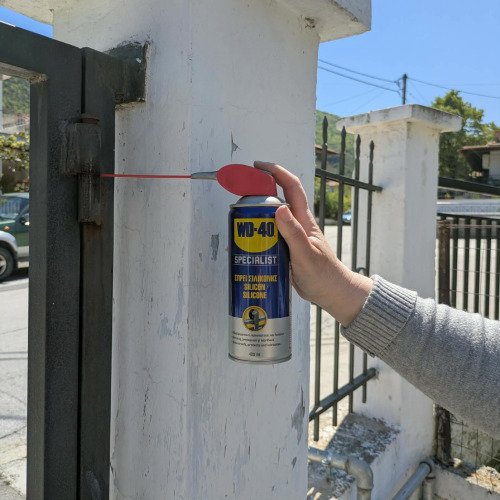 Λίπανση με σπρέι σιλικόνης μεντεσέ εξωτερικής πόρτας