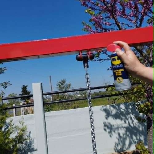 Έβαλα spray σιλικόνης WD 40 στην κούνια που έχω στην αυλή. Σταμάτησε να τρίζει, δουλεύει σαν καινούργια.