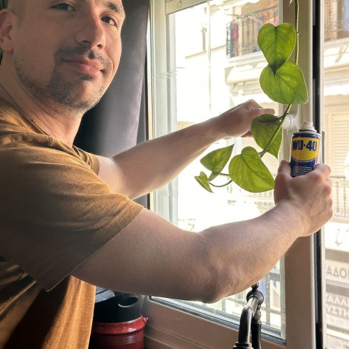 WD 40 στους μηχανισμούς των κουφωμάτων μας για αιώνια αντοχή!