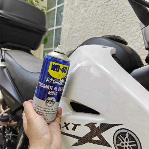Γυάλισμα και περιποίηση πλαστικών μηχανής