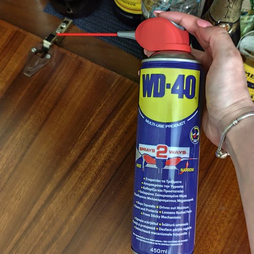 Λίπανση και συντήρηση μεντεσέδων ντουλαπιού μπαρ