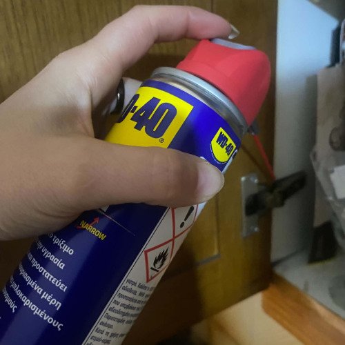 Με  σύμμαχό μου  το WD-40 οι μεντεσέδες σιωπούν ...