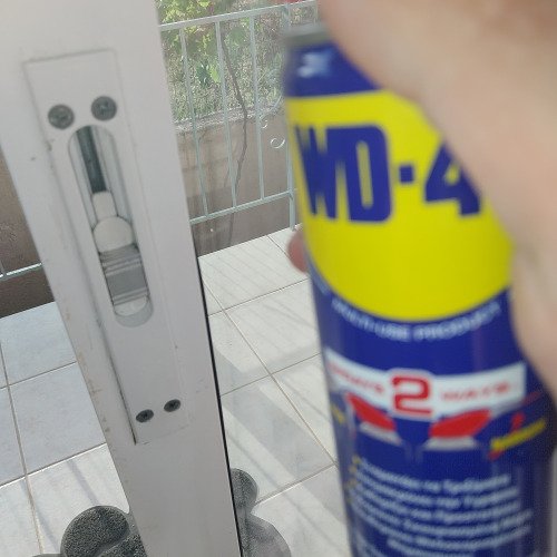 Λάδωμα κλειδαριάς πόρτας