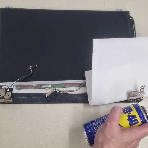 Λίπανση μεντεσέδων laptop