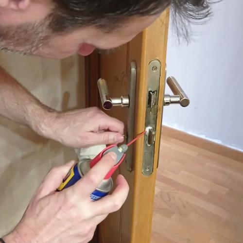 ΕΦΑΡΜΟΓΗ WD40 ΣΤΟ ΜΗΧΑΝΙΣΜΟ ΚΛΕΙΔΑΡΙΑΣ